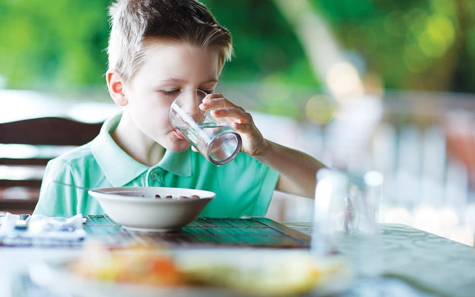 To-drink-or-not-to-drink-water-with-meals